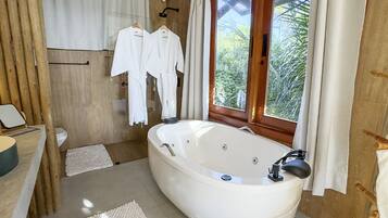 Suite | Bathroom | Towels, soap, shampoo, toilet paper