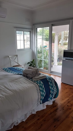 Iron/ironing board, WiFi, bed sheets. Coastal Grevillea Studio Retreat ,a place to relax or enjoy the outdoors