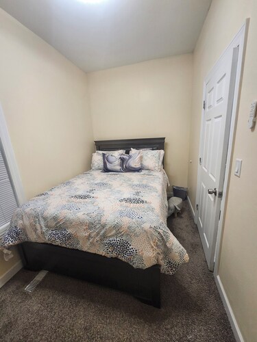 Bright & Quiet 2 Bd Nest / 1st FL Getaway