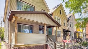 Unclassified image, 3 of 20, button - Bright & Quiet 2 Bd Nest / 1st FL Getaway (Chicago)