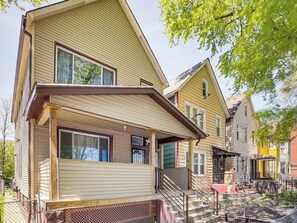 Exterior - Bright & Quiet 2 Bd Nest / 1st FL Getaway (Chicago)