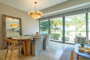 Dining - Cancun 2BR: Resort Pool, Padel & Playground (Cancún)