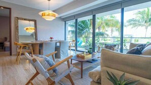 TV, offices - Cancun 2BR: Resort Pool, Padel & Playground (Cancún)
