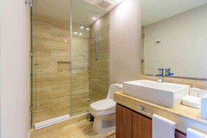 Shower, hair dryer, towels - Cancun 2BR: Resort Pool, Padel & Playground (Cancún)