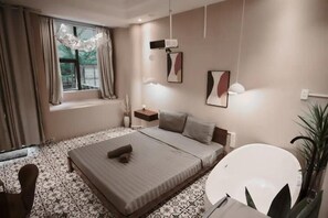 Kolmen hengen deluxe-huone, parveke, kaupunkinäköala | Pimennysverhot, silitysrauta/-lauta, ilmainen Wi-Fi