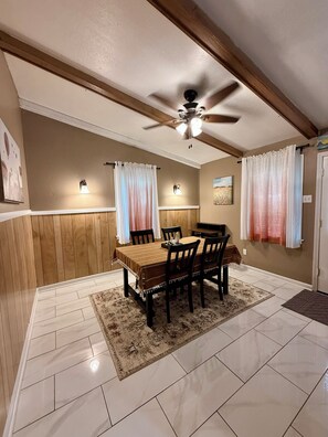 Dining - 3 bedroom home, 5 miles from Graceland, Sleeps 8, King Bed, covered parking. (Memphis)