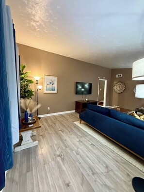 Living area - 3 bedroom home, 5 miles from Graceland, Sleeps 8, King Bed, covered parking. (Memphis)