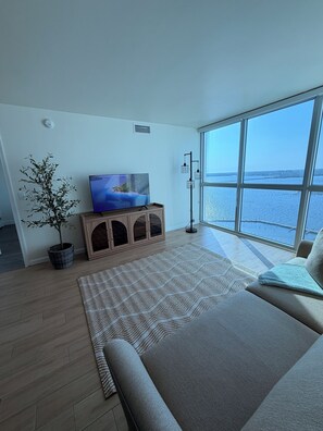 Room - Amazing water views, a cozy space, and a beautiful atmosphere. (Fort Myers)