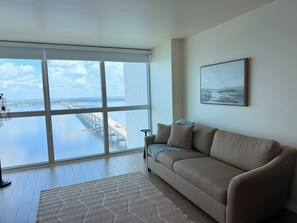 Living area - Amazing water views, a cozy space, and a beautiful atmosphere. (Fort Myers)