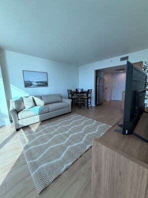 Living area - Amazing water views, a cozy space, and a beautiful atmosphere. (Fort Myers)
