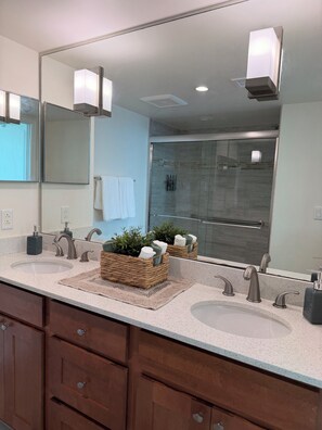 Bathroom - Amazing water views, a cozy space, and a beautiful atmosphere. (Fort Myers)