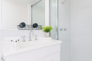 Een douche, een haardroger, shampoo