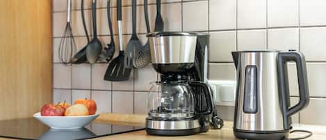 Réfrigérateur, four à micro-ondes, un four, surface de cuisson