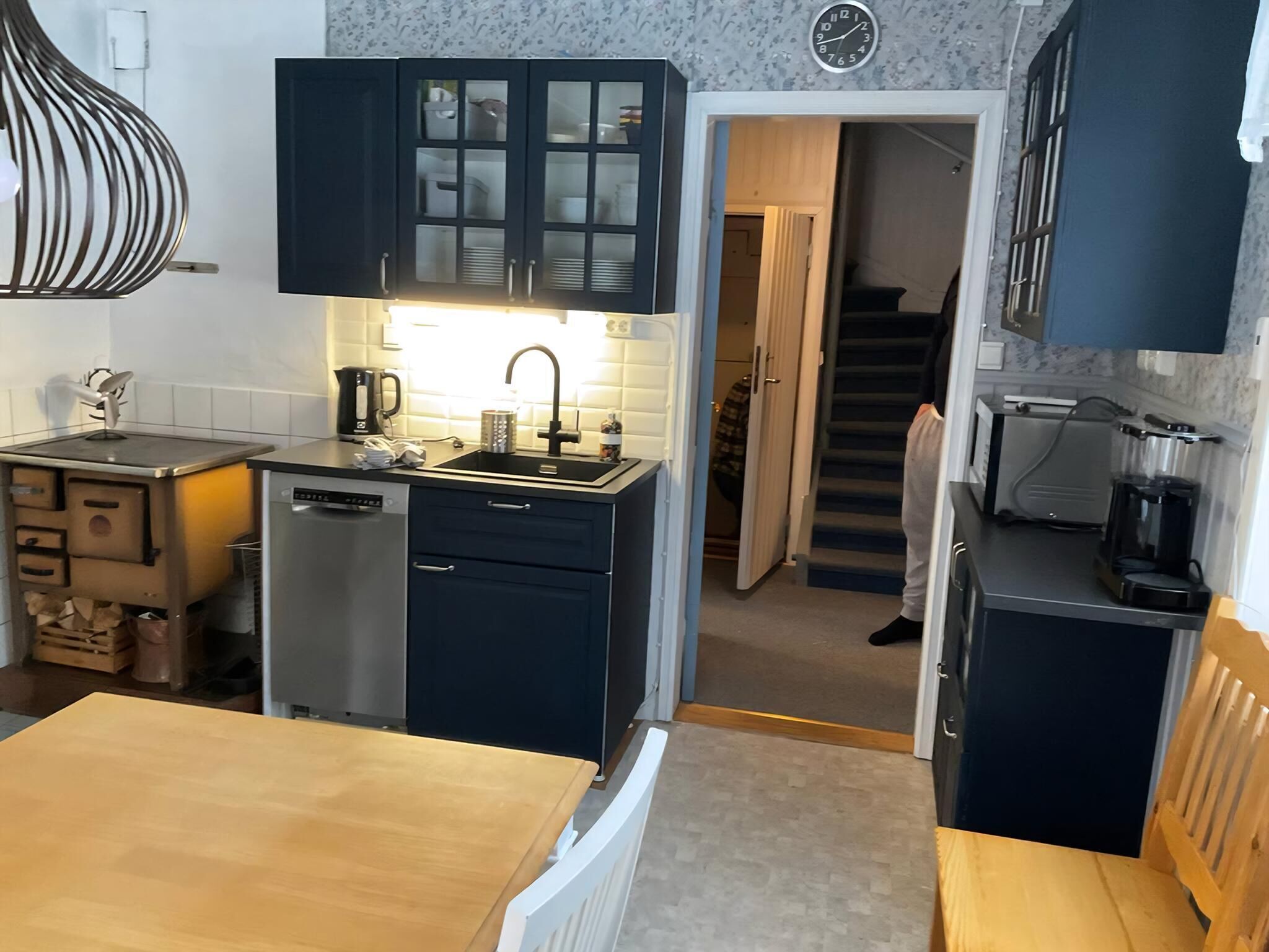 Kylskåp, mikrovågsugn, ugn och kaffe- och tebryggare