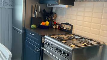 Fridge, microwave, oven, coffee/tea maker