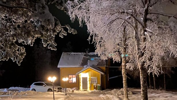 A snow-covered landscape with a cabin, a dirt road, and a parked car. - Beautiful peaceful house! (Rätan)