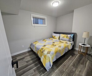 WiFi, bed sheets - Bright & Modern Basement Suite in Regina (Regina)