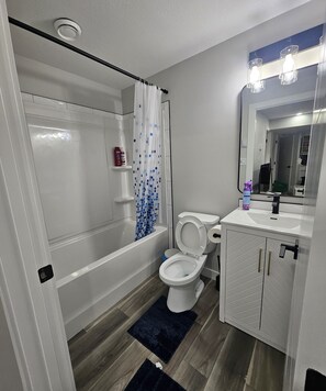 Towels, soap, toilet paper - Bright & Modern Basement Suite in Regina (Regina)