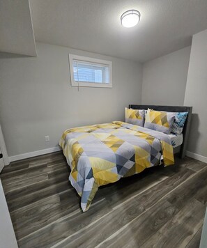 WiFi, bed sheets - Bright & Modern Basement Suite in Regina (Regina)