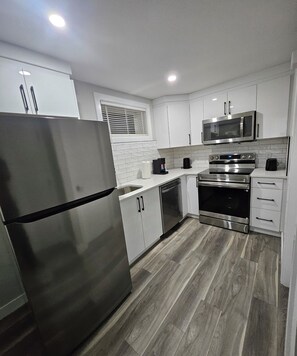 Private kitchen - Bright & Modern Basement Suite in Regina (Regina)