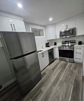 Private kitchen - Bright & Modern Basement Suite in Regina (Regina)
