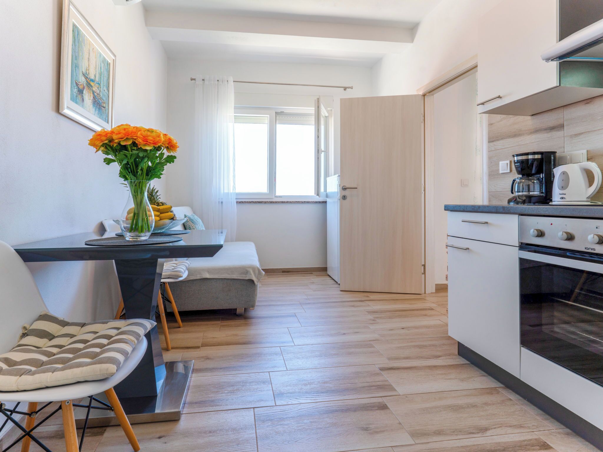 Fridge, oven, dishwasher, cookware/dishes/utensils