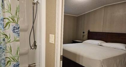 Cozy 2-bedroom house in beautiful Shiner with AC