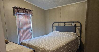 Cozy 3-bedroom 2-bath house in beautiful Shiner with AC close to everything.