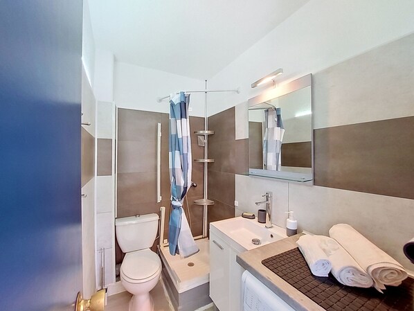 Bathroom / Wellness - Les Supers Marines by Interhome (Le Barcarès)