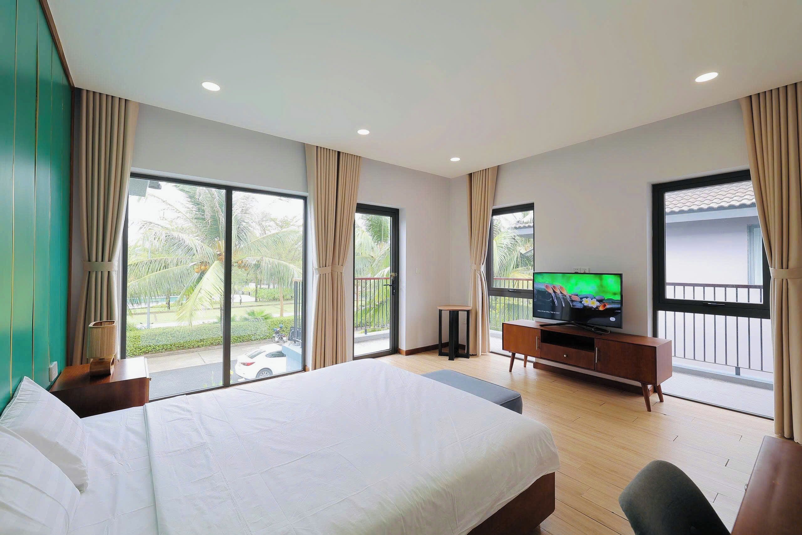 Deluxe Villa, Pool View | Desk, free WiFi