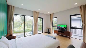 Deluxe Villa, Pool View | Desk, free WiFi