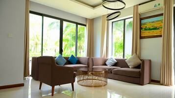 Villa Deluxe, vistas a la piscina | Sala de estar