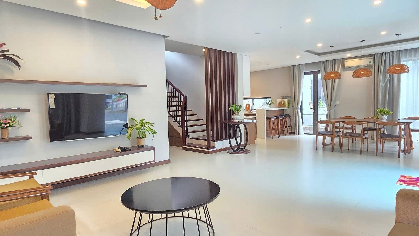 Luxury Villa, City View | Living room