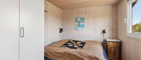 2 bedrooms, iron/ironing board, free WiFi