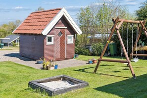 Children’s area - Charming holiday home near the beach (Hejls)