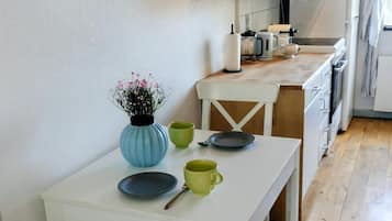 Kylskåp, mikrovågsugn, ugn och grytor/köksredskap