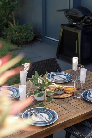 Outdoor dining - Charming Sans Souci Cottage with Garden & Verandah (Sans Souci)