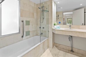 Douche, sèche-cheveux, shampoing