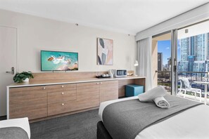 Iron/ironing board, WiFi, bed sheets - Ocean View Suite 2 Beds Wi-Fi Netflix (Surfers Paradise)