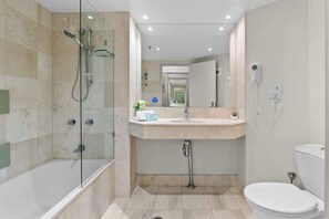 Shower, hair dryer, shampoo - Ocean View Suite 2 Beds Wi-Fi Netflix (Surfers Paradise)