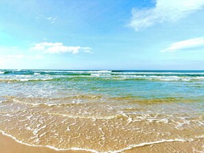 A beach with clear water, waves, and a clear sky. - L7 Ocean View Studio with 2 Beds+Netflix (Surfers Paradise)