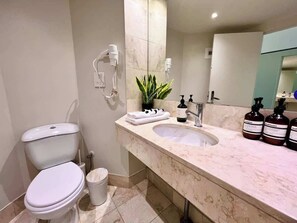 Shower, hair dryer, shampoo - L7 Ocean View Studio with 2 Beds+Netflix (Surfers Paradise)