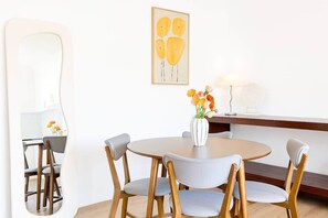 Dining - Currumbin Two Bedroom Palm Beach Retreat (Palm Beach)