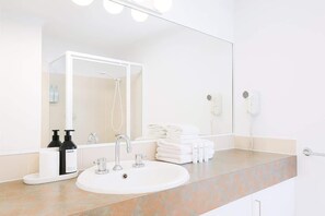 Shower, hair dryer, shampoo - Currumbin Two Bedroom Palm Beach Retreat (Palm Beach)