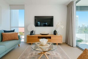 TV, offices - Modern 2-Bedroom Oasis with Pool (Surfers Paradise)