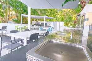 Outdoor dining - Modern 2-Bedroom Oasis with Pool (Surfers Paradise)