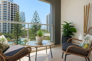 Property grounds - Modern 2-Bedroom Oasis with Pool (Surfers Paradise)