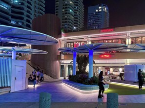 Exterior - Modern 2-Bedroom Oasis with Pool (Surfers Paradise)