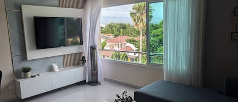 Apartment, 2 Bedrooms, Smoking, Mountain View | Living room