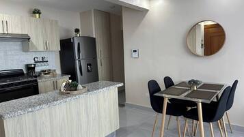 Apartment, 2 Bedrooms, Smoking, Mountain View | Dining room